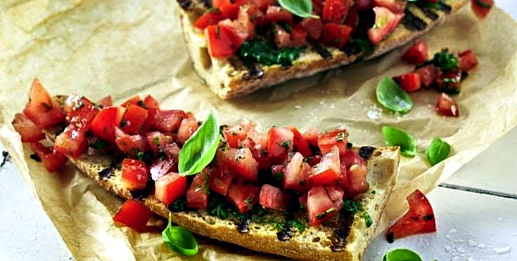 Bruschetta maison, tomates et basilic